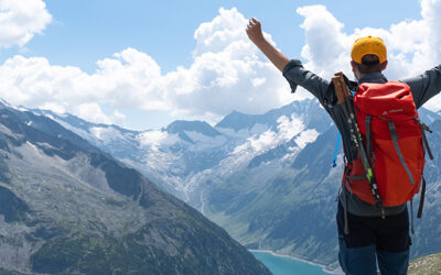 Wandelaar met uitzicht over bergen en meer