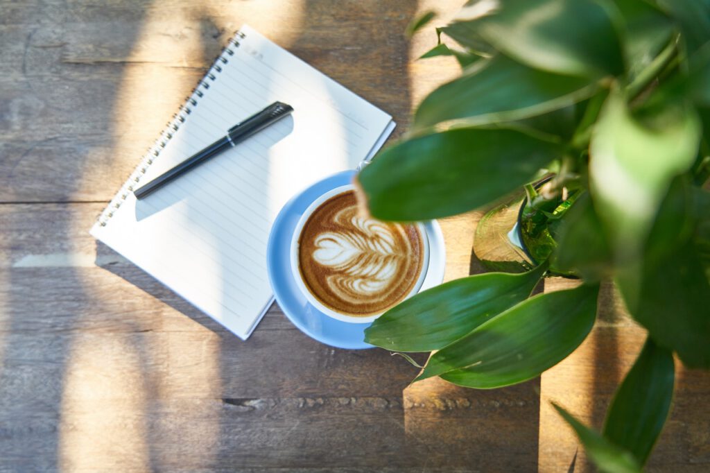 Schrijfboekje en koffie