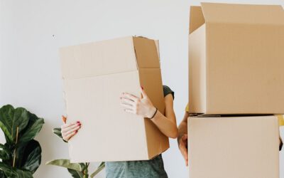 twee mensen met verhuisdozen