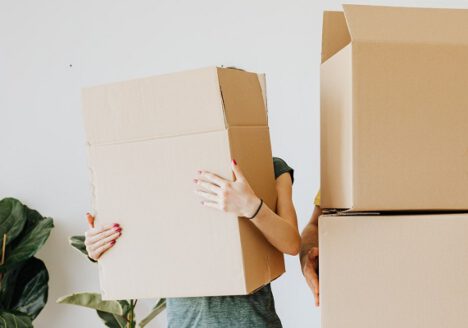 twee mensen met verhuisdozen